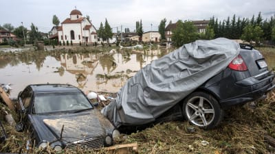 Kraftiga skyfall i Makedonien dödar 15 personer.
