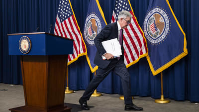 Fed-chefen Jerome Powell lämnar scenen efter presskonferensen.