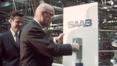 Presidentti Urho Kekkonen painaa käynnistysnappia Saabin tehtailla