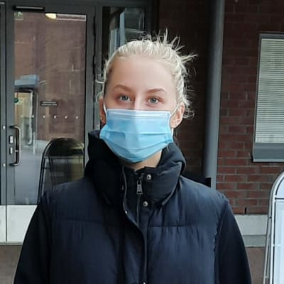 Emma Aalto står utanför Sibbo social- och hälsostation.