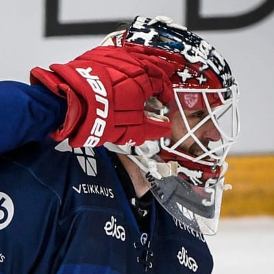 Petteri Lindbohm gratulerar Frans Tuohimaa.