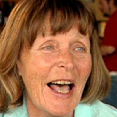 Marjatta Raita nauraa lähikuvassa