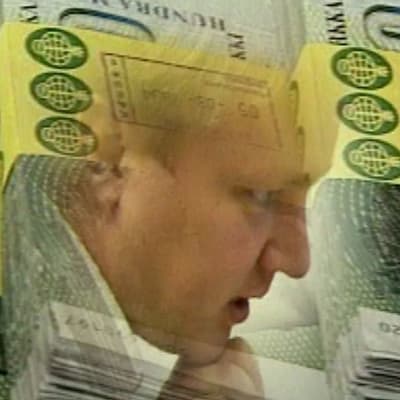 Kuvassa keskellä miehen kasvot ja ympärillä sadan markan seteleitä.