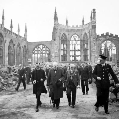 Winston Churchill tutustuu pommituksissa tuhoutuneeseen Coventryn katedraaliin vuonna 1941