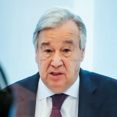 FN:s generalsekreterare Antonio Guterres talar under ett klimatmöte som hålls på distans. Hans ansikte syns via en skärm.