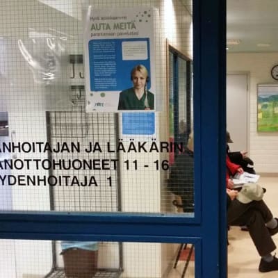 Anonyymejä ihmisiä terveyskeskuksen odotushuoneessa.