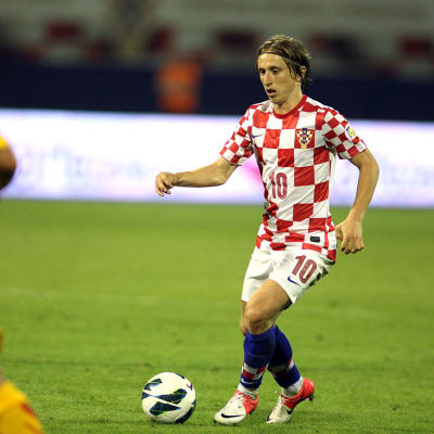Kroatian Luka Modric pitää palloa hallussaan.