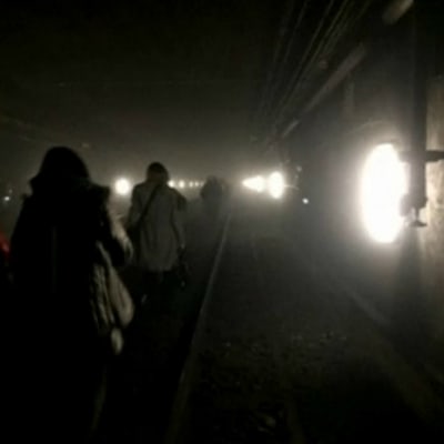 Passagerare lämnar metron efter attack i Bryssel.