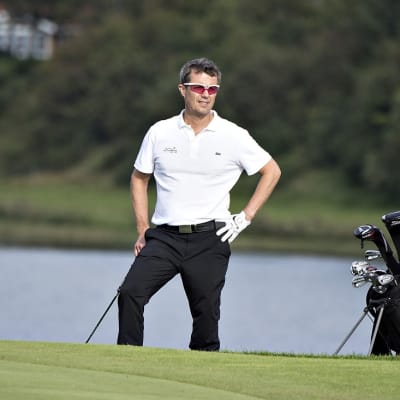 Tanskan kruununprinssi Frederik pelaamassa golfia.