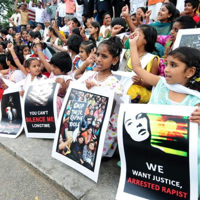 Mielenosoittajat vastustavat lapsiin kohdistuvia rikoksia ja seksuaalista hyväksikäyttöä Intiassa. Mukana on paljon lapsia.
