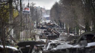 Katu Kiovassa jossa näkyy useita tuhottuja venäläisiä tankkeja.