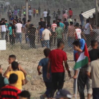 Många människor som har samlats i gränsområdet mellan Gaza och Israel.  