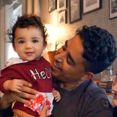 Souhail och Liina Mahfoud med dottern Amina.