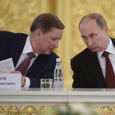 Ivanov ja Putin keskittyneinä keskusteluun.
