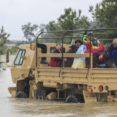 Texasin kansalliskaarti pelastaa veden varaan joutuneita ihmisiä.