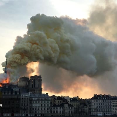 En massiv rökpelare steg fortfarande upp från den brinnande katedralen Notre Dame tidigt på tisdagen