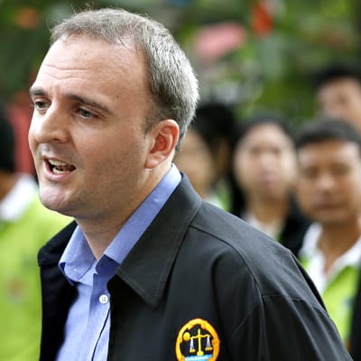 Andy Hall saapumassa oikeudenkäyntiin Bangkokissa 2. syyskuuta.