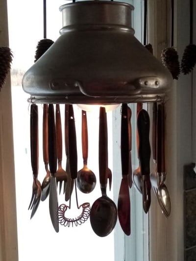 Bestick som hänger i en lampa.