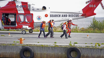 Människor som räddats med helikopter under storolycksövningen Sommarö i Vasa.