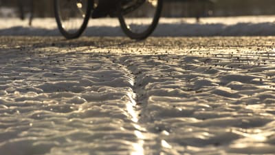 Cykel på isig väg.