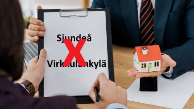 Två händer skriver på ett papper där det står Sjundeå plus Virkkulankylä och det har dragits ett rött kryss över. En annan hand sträcker fram ett hus. 