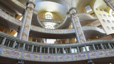 Interiören i Fraunekirche i Dresden 2016.  Kyrkan byggdes 1726-43. Förstördes i february 1945 av bombningar. Återuppbyggdes 1994-2005 
