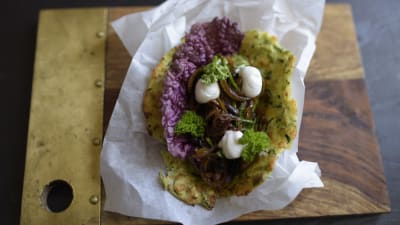 En  zucchinitortilla med fyllning 