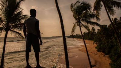 En man som överlevde tsunamin 2004. På Sri Lanka omkom 35 000 människor då flodvågen vällde in över ön.