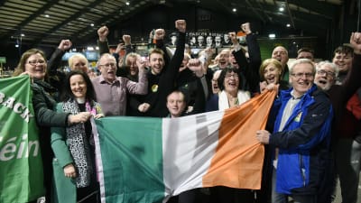 Anhängare till Sinn Féin firade partiets framgång under en valvaka i Dublin. 