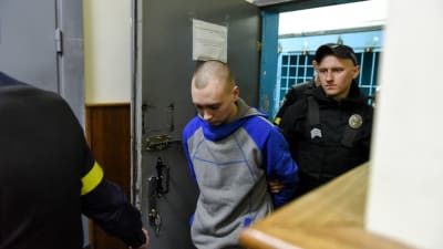 Vadim Sjisjimarin leds fram av en polis.