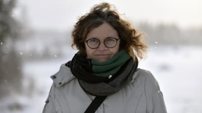 kvinna i glasögon och vinterkläder