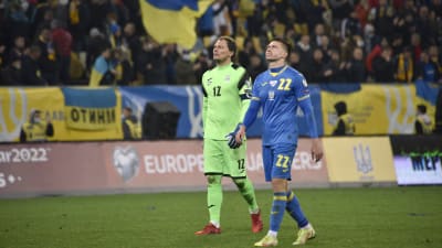 Ukrainas spelare lämnar planen besvikna.