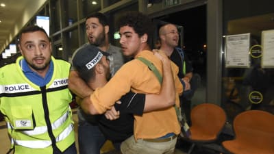 Israeler bär en polis som skadats i en attack på busstationen i staden Beersheba den 18 oktober 2015.