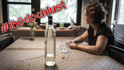 kvinna och flaska med inödouchlust-stämpel
