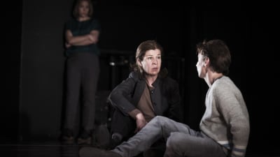 Nina Fex som psykologen, Ingela Olsson som prästen och Michael Jonsson som pojken i P.O. Enquists I lodjurets timma på Dramaten. 2016.