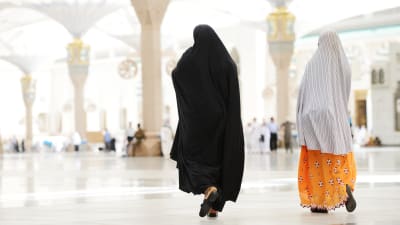 Två kvinnor i Saudiarabien