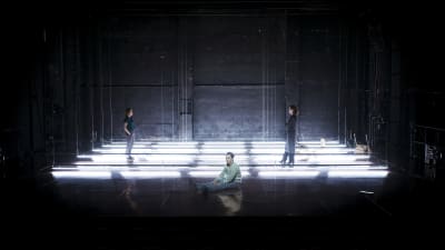 Nina Fex som psykologen, Michael Jonsson som pojken och Ingela Olsson som prästen i P.O. Enquists pjäs I lodjurets timma på Dramaten. 2016.