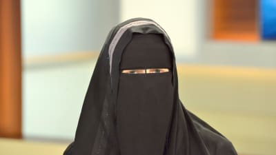 Konservativa salafister i Marocko oroar sig för ett niqabförbud. En niqab lämnar en liten öppning för ögonen medan en burka har ett nät för ögonen