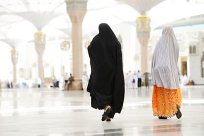 Två kvinnor i Saudiarabien