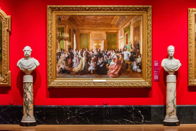 Till Drottning Victorias Golden Jubilee gavs den danska konstnären Laurits Tuxen i  uppdrag att sammanställa ett porträtt som inkluderar hela den enorma och mäktiga släkten. De vaktande bysterna är Kristian IX av Danmark och hans gemål drottning Louise.