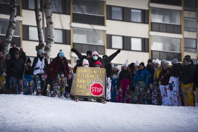 Ämnesföreningen Nuds pulka formad med en skylt där det står "do not enter if you misstänker mässling."