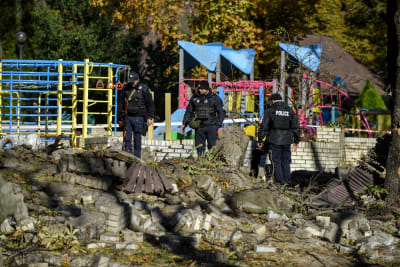En lekpark i Schevchenko-parken i Kiev har träffats av en missil.