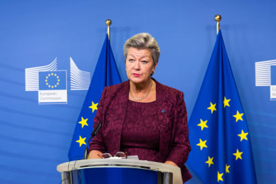 Kommissionär Ylva Johansson bakom ett podium i Bryssel