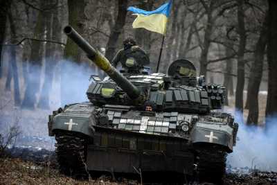 T-72 med ukrainska flaggan rör sig i skogen.