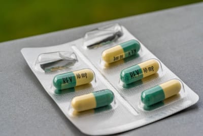 Ett paket med 10 milligrams Revlimid-tabletter. Två av kapslarna har använts.