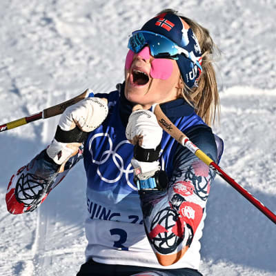 Therese Johaug firar efter sitt OS-guld.