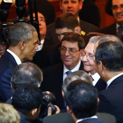 Obama och Castro skakar hand
