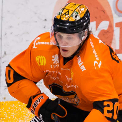 Kasper Björkqvist framför målet.