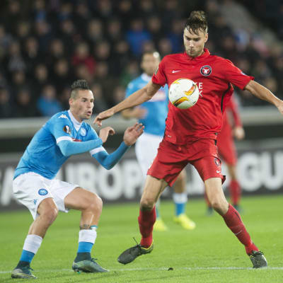 Tim Sparv of FC Midtjylland (R) in action against Marek Hamsik of Napoli (L) during the UEFA Europa League group D soccer match between FC Midtjylland vs SSC Napoli in Herning, Denmark, 22 October 2015. 