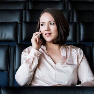 Liisa Ansala Rovaniemen kaupunginvaltuuston salin lehtereillä.